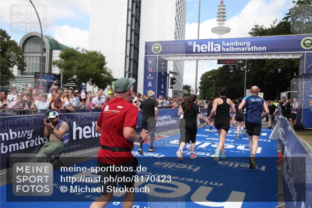 29.06.2025 - hella hamburg halbmarathon Michael Strokosch http://msf.ph/oto/8170423 29.06.2025 11:42:45 Ziel 1451, 5085, 5089, 5155, 5263, 7117, 7174, 8408, 8549, 8581, 9591, 12099, 13200, 13505, 13679, 13860, 14938, 15299, 15399, 15805, 16228, 16647, 16876, 16916, 16966 meine-sportfotos.de