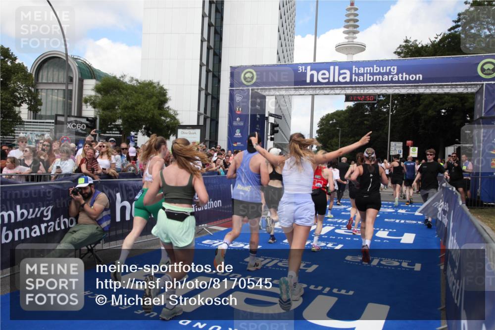 29.06.2025 - hella hamburg halbmarathon Michael Strokosch http://msf.ph/oto/8170545 29.06.2025 11:42:48 Ziel 1451, 2754, 2755, 4410, 5085, 5089, 5155, 5263, 6632, 7117, 7174, 8408, 8581, 8706, 9591, 10953, 12099, 13200, 13505, 13679, 13860, 14938, 15299, 16647, 16876 meine-sportfotos.de