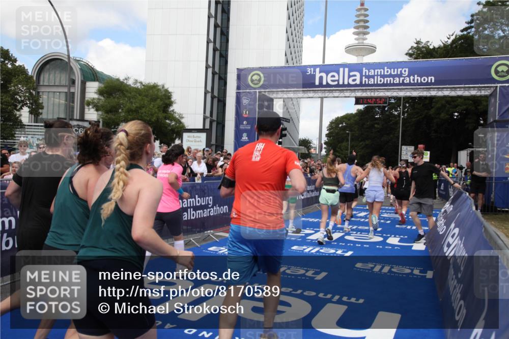 29.06.2025 - hella hamburg halbmarathon Michael Strokosch http://msf.ph/oto/8170589 29.06.2025 11:42:49 Ziel 1451, 2524, 2754, 2755, 4259, 4410, 5085, 5089, 5155, 5263, 6632, 7117, 7174, 8408, 8443, 8706, 9591, 10953, 12099, 13200, 13505, 13860, 14938, 15299, 16647, 16876 meine-sportfotos.de