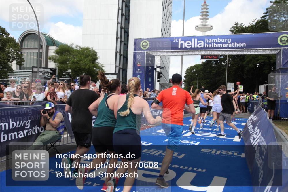 29.06.2025 - hella hamburg halbmarathon Michael Strokosch http://msf.ph/oto/8170608 29.06.2025 11:42:50 Ziel 1451, 1705, 2524, 2754, 2755, 4259, 4410, 5085, 5089, 5155, 5263, 6632, 7117, 7174, 8408, 8443, 8706, 9591, 10953, 12099, 13200, 13860, 14938, 15299, 16061, 16647, 16876 meine-sportfotos.de