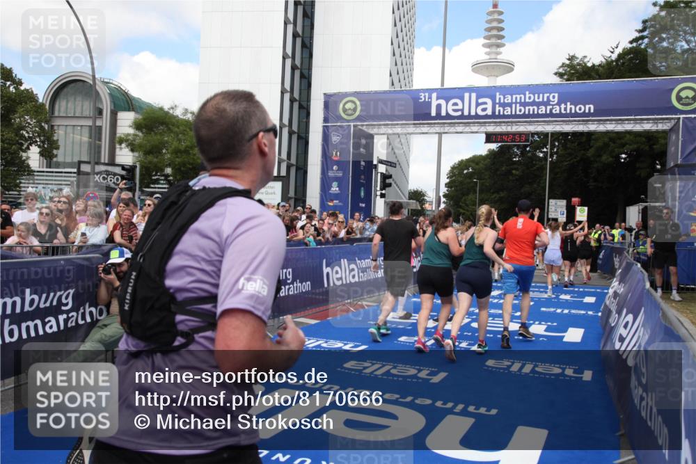 29.06.2025 - hella hamburg halbmarathon Michael Strokosch http://msf.ph/oto/8170666 29.06.2025 11:42:51 Ziel 1705, 2524, 2754, 2755, 4259, 4410, 5085, 5089, 5155, 6632, 7117, 7174, 8443, 8706, 9591, 10953, 12072, 12099, 13200, 13860, 14938, 15299, 16061, 16647, 16876 meine-sportfotos.de