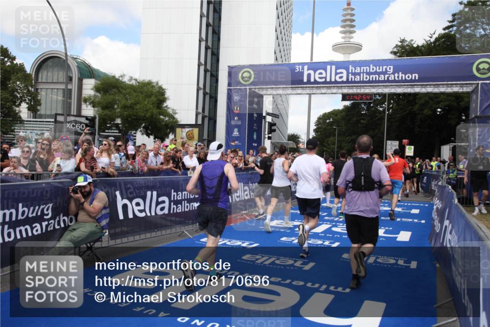29.06.2025 - hella hamburg halbmarathon Michael Strokosch http://msf.ph/oto/8170696 29.06.2025 11:42:52 Ziel 1705, 2524, 2754, 2755, 4259, 4410, 5085, 5089, 5155, 5713, 6632, 7117, 7174, 8443, 8706, 9591, 10953, 12072, 12099, 13200, 14938, 16061, 16647, 16876 meine-sportfotos.de