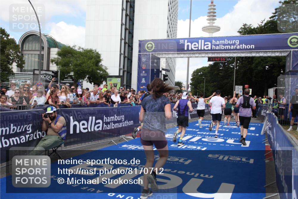 29.06.2025 - hella hamburg halbmarathon Michael Strokosch http://msf.ph/oto/8170712 29.06.2025 11:42:53 Ziel 1253, 1705, 2524, 2754, 2755, 4259, 4410, 5085, 5089, 5155, 5713, 6632, 7117, 7174, 7661, 8443, 8706, 9591, 10835, 10953, 12072, 12722, 13200, 15685, 16061, 16647 meine-sportfotos.de