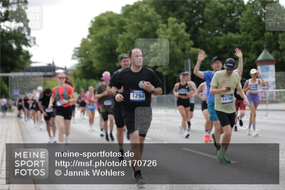 29.06.2025 - hella hamburg halbmarathon Jannik Wohlers http://msf.ph/oto/8170726 29.06.2025 10:21:35 Lombardsbrücke 1003, 1158, 1191, 1250, 1294, 1958, 1963, 2172, 2315, 2353, 2529, 2744, 3050, 3172, 3458, 3606, 3768, 3995, 4046, 4289, 5641, 6676, 6805, 6881, 7075, 7162, 7672, 8431, 8860, 8959, 9002, 9062, 9326, 9327, 9635, 9788, 9807, 10019, 10125, 10167, 10210, 10710, 10787, 11424, 11425, 12894, 13477, 14053, 14055, 14059, 14168, 14180, 15104, 15324, 15635, 15660, 16143, 16154, 16161, 16762, 16781, 16796, 16920, 17416, 17696, 17944, 18172, 18661, 19008, 19099 meine-sportfotos.de
