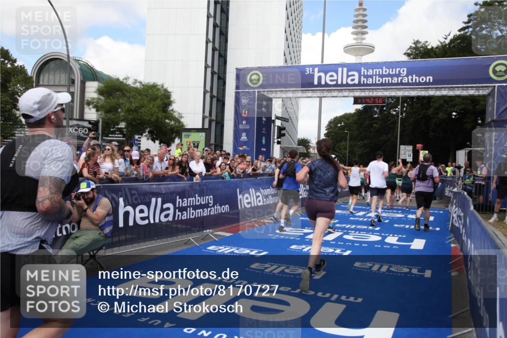 29.06.2025 - hella hamburg halbmarathon Michael Strokosch http://msf.ph/oto/8170727 29.06.2025 11:42:54 Ziel 1253, 1705, 2524, 2754, 2755, 4259, 4410, 5155, 5713, 6632, 7117, 7661, 8443, 8706, 10835, 10953, 12072, 12722, 15685, 16061, 16647 meine-sportfotos.de