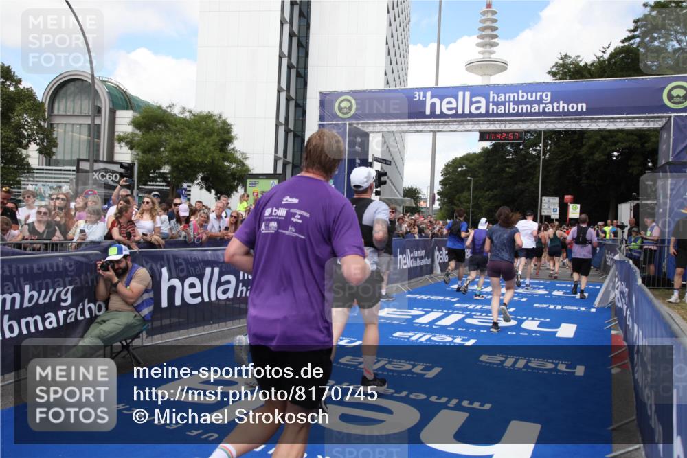 29.06.2025 - hella hamburg halbmarathon Michael Strokosch http://msf.ph/oto/8170745 29.06.2025 11:42:55 Ziel 1253, 1705, 2524, 2754, 2755, 2888, 4259, 4410, 5713, 6632, 7661, 8443, 8706, 10104, 10835, 10953, 12072, 12722, 13783, 15685, 16061, 18656 meine-sportfotos.de