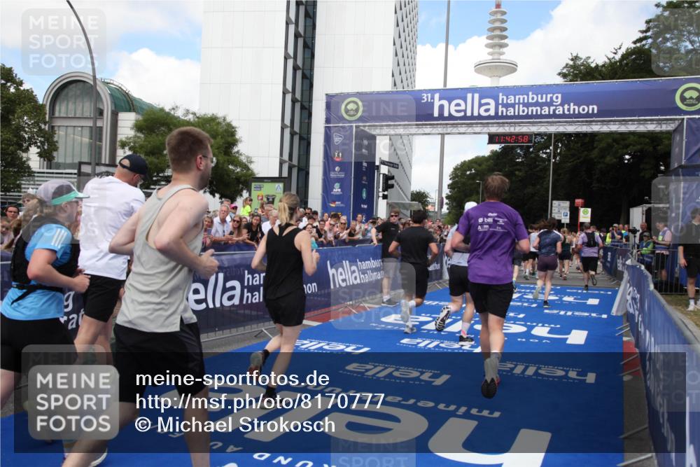29.06.2025 - hella hamburg halbmarathon Michael Strokosch http://msf.ph/oto/8170777 29.06.2025 11:42:56 Ziel 1253, 1705, 2524, 2754, 2755, 2888, 4259, 4410, 5713, 6098, 6632, 7661, 8443, 8706, 9495, 10104, 10835, 10953, 12072, 12722, 13783, 15685, 16061, 18656 meine-sportfotos.de