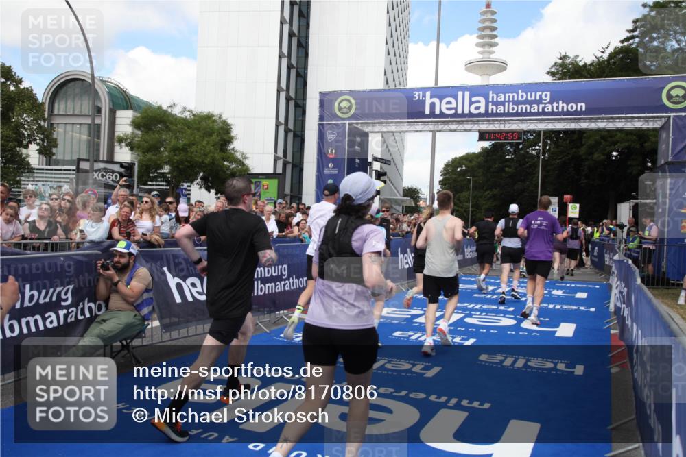 29.06.2025 - hella hamburg halbmarathon Michael Strokosch http://msf.ph/oto/8170806 29.06.2025 11:42:57 Ziel 1253, 1705, 2524, 2888, 4259, 5703, 5713, 6098, 7661, 8443, 8706, 9495, 10104, 10835, 12072, 12722, 13783, 15685, 16061, 18656 meine-sportfotos.de