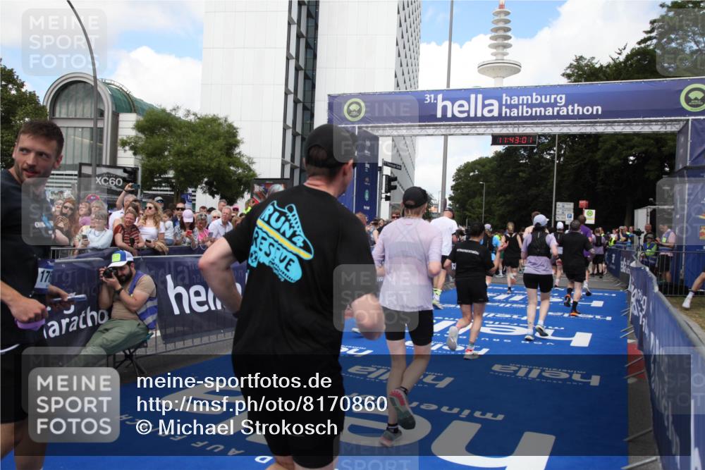 29.06.2025 - hella hamburg halbmarathon Michael Strokosch http://msf.ph/oto/8170860 29.06.2025 11:42:59 Ziel 1253, 1705, 2888, 5703, 5713, 6098, 7506, 7661, 9495, 10104, 10474, 10835, 10846, 11980, 12072, 12722, 13783, 15685, 16061, 16352, 18054, 18656 meine-sportfotos.de