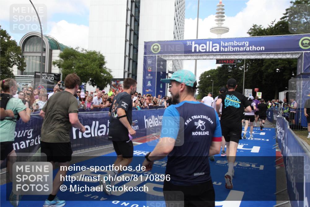 29.06.2025 - hella hamburg halbmarathon Michael Strokosch http://msf.ph/oto/8170896 29.06.2025 11:43:00 Ziel 1253, 2888, 5703, 5713, 6098, 7506, 7647, 7661, 8995, 9495, 10104, 10315, 10474, 10835, 10845, 10846, 11980, 12072, 12722, 13466, 13783, 15685, 16352, 18054, 18656 meine-sportfotos.de