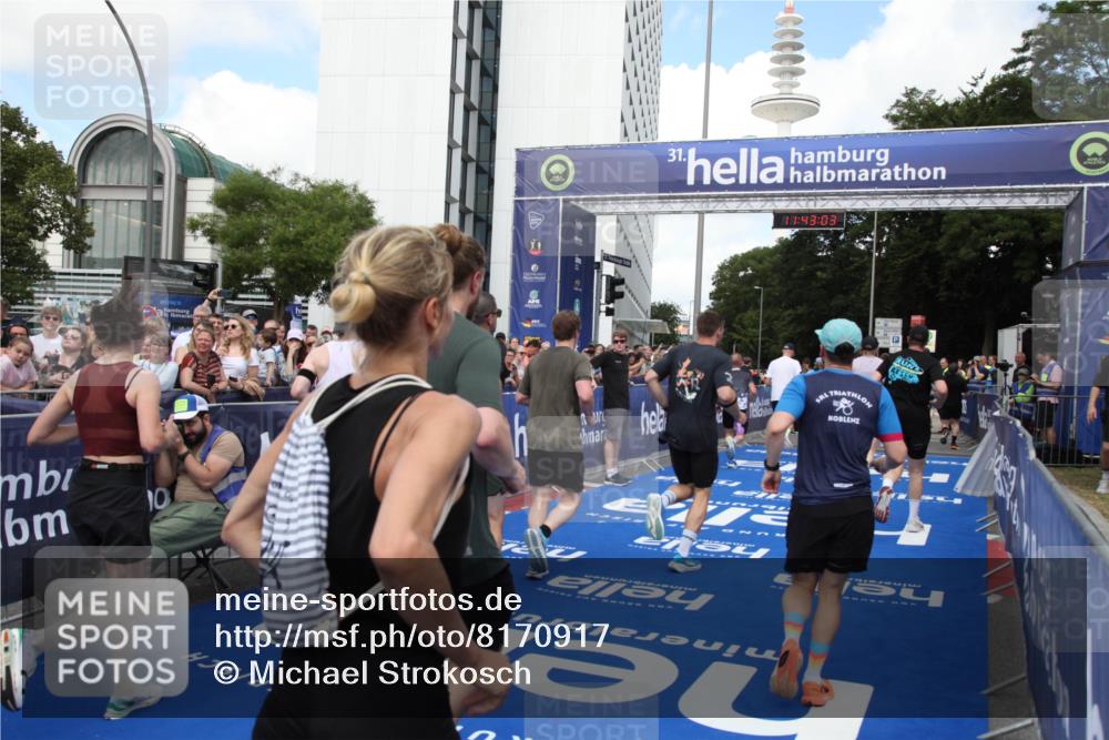 29.06.2025 - hella hamburg halbmarathon Michael Strokosch http://msf.ph/oto/8170917 29.06.2025 11:43:01 Ziel 1253, 2042, 2693, 2888, 5703, 5713, 6098, 7506, 7647, 7661, 8995, 9495, 10104, 10315, 10474, 10835, 10845, 10846, 11882, 11980, 12722, 13466, 13783, 15685, 16352, 18054, 18656 meine-sportfotos.de