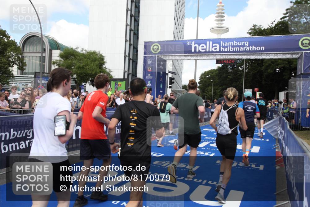 29.06.2025 - hella hamburg halbmarathon Michael Strokosch http://msf.ph/oto/8170979 29.06.2025 11:43:02 Ziel 1253, 2042, 2693, 2888, 5703, 6098, 7506, 7647, 7661, 8995, 9495, 10104, 10315, 10474, 10835, 10845, 10846, 11882, 11980, 12722, 13466, 13783, 15685, 16352, 17445, 18054, 18656 meine-sportfotos.de
