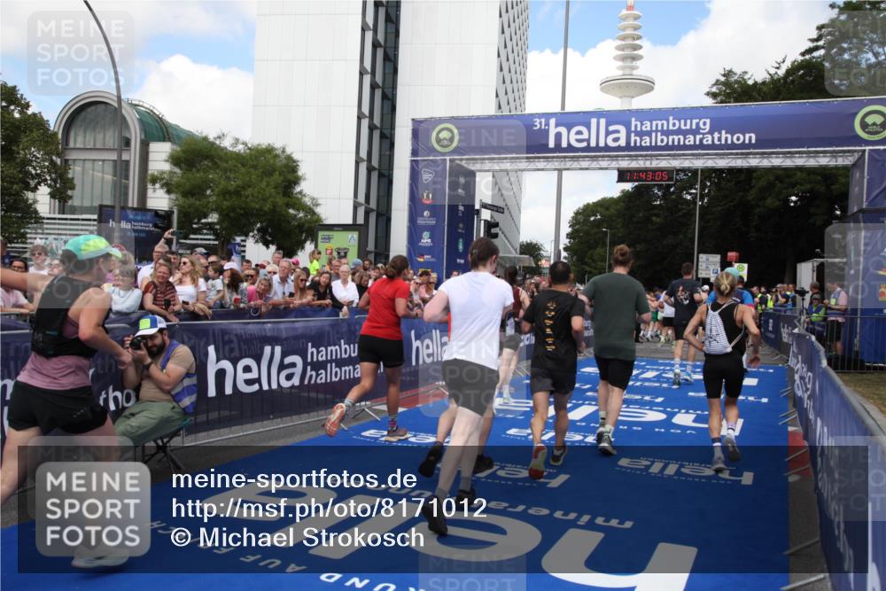 29.06.2025 - hella hamburg halbmarathon Michael Strokosch http://msf.ph/oto/8171012 29.06.2025 11:43:03 Ziel 2042, 2693, 2888, 5703, 6098, 7506, 7647, 8995, 9495, 10104, 10315, 10474, 10845, 10846, 11882, 11980, 13466, 13783, 14058, 16352, 17445, 18054, 18656 meine-sportfotos.de
