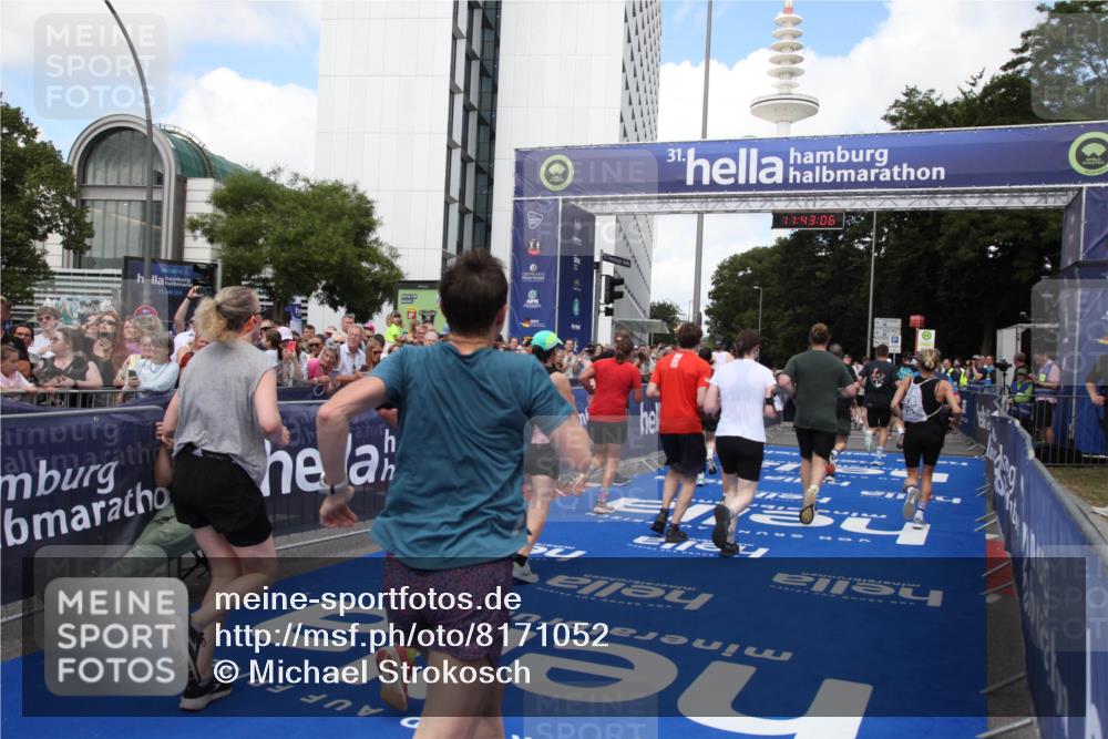 29.06.2025 - hella hamburg halbmarathon Michael Strokosch http://msf.ph/oto/8171052 29.06.2025 11:43:04 Ziel 2042, 2693, 2888, 5703, 6098, 7506, 7647, 8995, 9495, 10104, 10315, 10474, 10845, 10846, 11320, 11882, 11980, 13466, 13783, 14058, 16352, 17445, 18054, 18656 meine-sportfotos.de