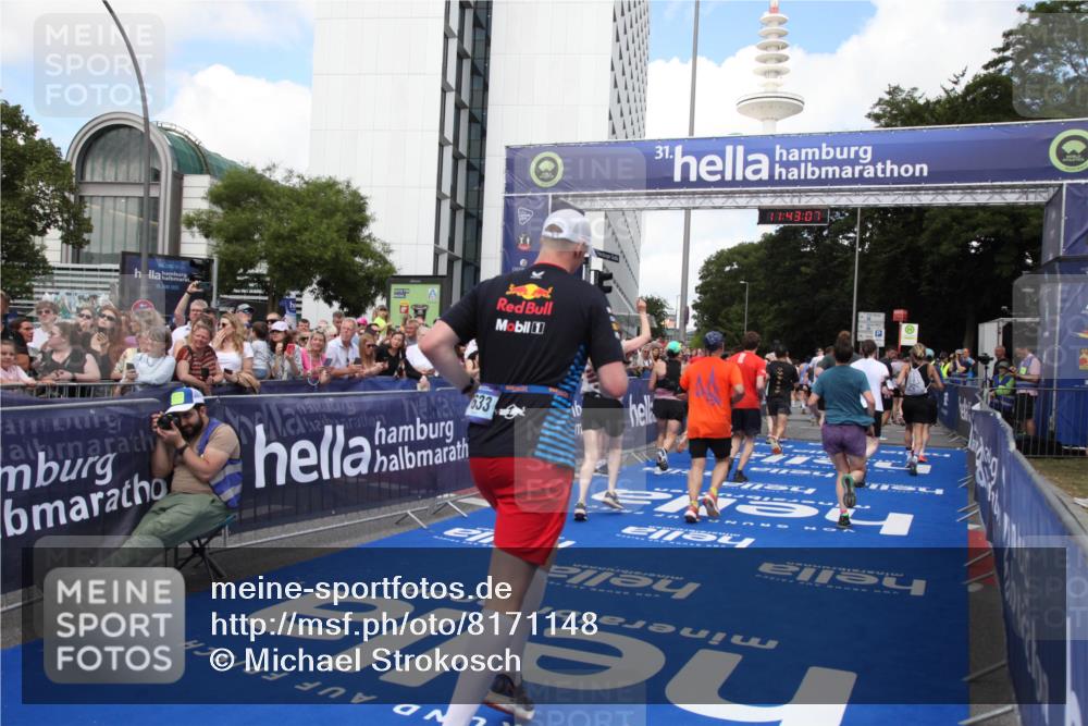 29.06.2025 - hella hamburg halbmarathon Michael Strokosch http://msf.ph/oto/8171148 29.06.2025 11:43:05 Ziel 2042, 2693, 5703, 6098, 7020, 7506, 7647, 8995, 9495, 10315, 10474, 10845, 10846, 11320, 11882, 11980, 13466, 14058, 16352, 17445, 18054 meine-sportfotos.de