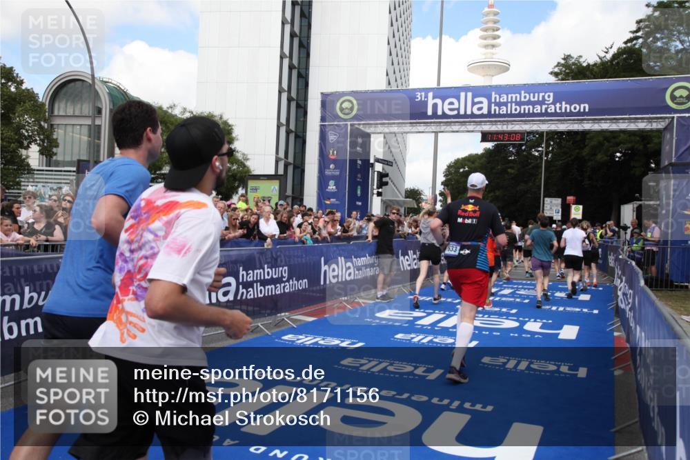29.06.2025 - hella hamburg halbmarathon Michael Strokosch http://msf.ph/oto/8171156 29.06.2025 11:43:06 Ziel 1196, 2042, 2693, 3306, 5703, 7020, 7506, 7647, 8995, 10315, 10474, 10845, 10846, 11320, 11882, 11980, 13466, 14058, 16352, 17445, 18054 meine-sportfotos.de