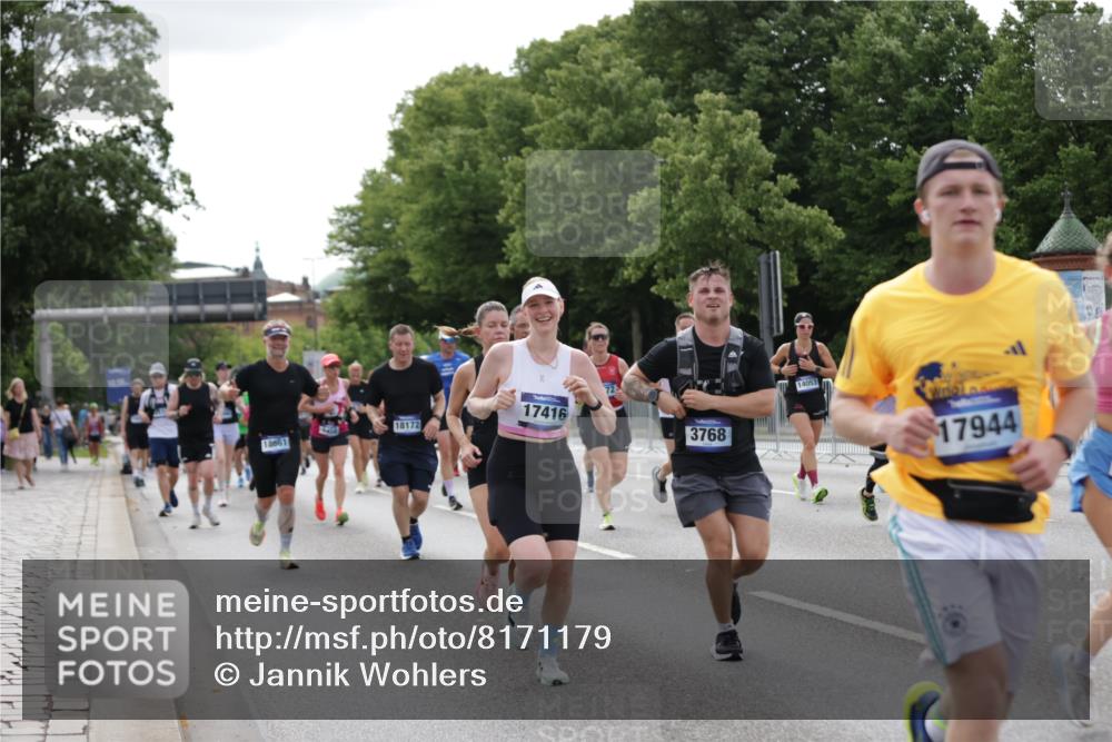 29.06.2025 - hella hamburg halbmarathon Jannik Wohlers http://msf.ph/oto/8171179 29.06.2025 10:21:40 Lombardsbrücke 1003, 1294, 1963, 2009, 2063, 2514, 2744, 3050, 3172, 3458, 3606, 3768, 3995, 4046, 4366, 5641, 6676, 6881, 6977, 7162, 8431, 8860, 8884, 8954, 9002, 9062, 9327, 9788, 9807, 10088, 10125, 10167, 10210, 10710, 12894, 13255, 13477, 14053, 14055, 14059, 14168, 14180, 15129, 15324, 15635, 15660, 16143, 16154, 16161, 16762, 16796, 16920, 17416, 17556, 17696, 17944, 18172, 18661, 19008, 19099, 19154 meine-sportfotos.de