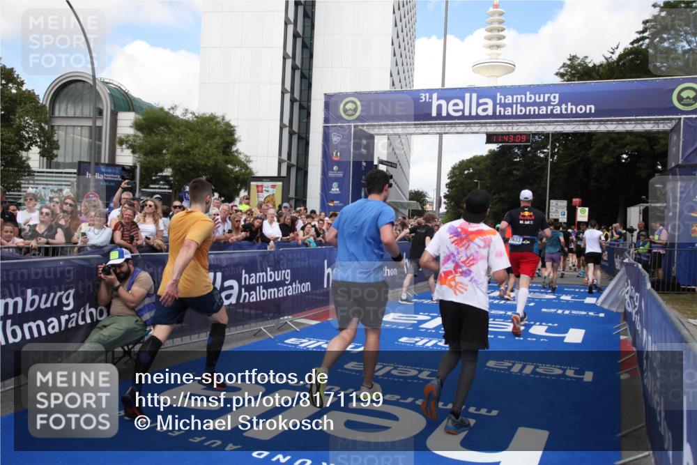 29.06.2025 - hella hamburg halbmarathon Michael Strokosch http://msf.ph/oto/8171199 29.06.2025 11:43:07 Ziel 1196, 2042, 2693, 3306, 7020, 7506, 7647, 8995, 10315, 10474, 10845, 10846, 11320, 11882, 11980, 12364, 13466, 14058, 14725, 16352, 17445, 18054 meine-sportfotos.de