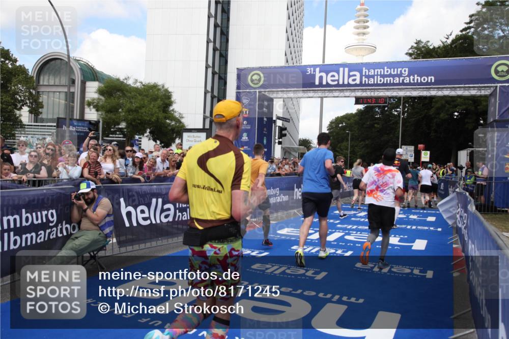 29.06.2025 - hella hamburg halbmarathon Michael Strokosch http://msf.ph/oto/8171245 29.06.2025 11:43:08 Ziel 1196, 2042, 2693, 3306, 7020, 7506, 7647, 8995, 10315, 10474, 10845, 10846, 11320, 11882, 12364, 13466, 14058, 14725, 17445 meine-sportfotos.de