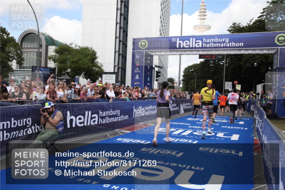 29.06.2025 - hella hamburg halbmarathon Michael Strokosch http://msf.ph/oto/8171269 29.06.2025 11:43:10 Ziel 1196, 2042, 2693, 3306, 7020, 10696, 11320, 11882, 12364, 14058, 14725, 17155, 17445 meine-sportfotos.de
