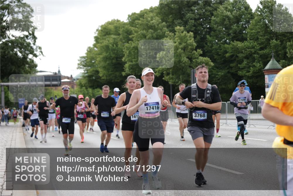 29.06.2025 - hella hamburg halbmarathon Jannik Wohlers http://msf.ph/oto/8171297 29.06.2025 10:21:41 Lombardsbrücke 1003, 1294, 1419, 1963, 2009, 2063, 2514, 2744, 3050, 3172, 3458, 3606, 3768, 3995, 4046, 4366, 5641, 6676, 6881, 6977, 7162, 8431, 8860, 8884, 8954, 9002, 9062, 9327, 9788, 9807, 10088, 10125, 10167, 10210, 10710, 11440, 12894, 13255, 13477, 14053, 14055, 14059, 14168, 14180, 15129, 15324, 15635, 15660, 16143, 16154, 16161, 16796, 16920, 17416, 17556, 17696, 17944, 18172, 18661, 19008, 19099, 19154 meine-sportfotos.de
