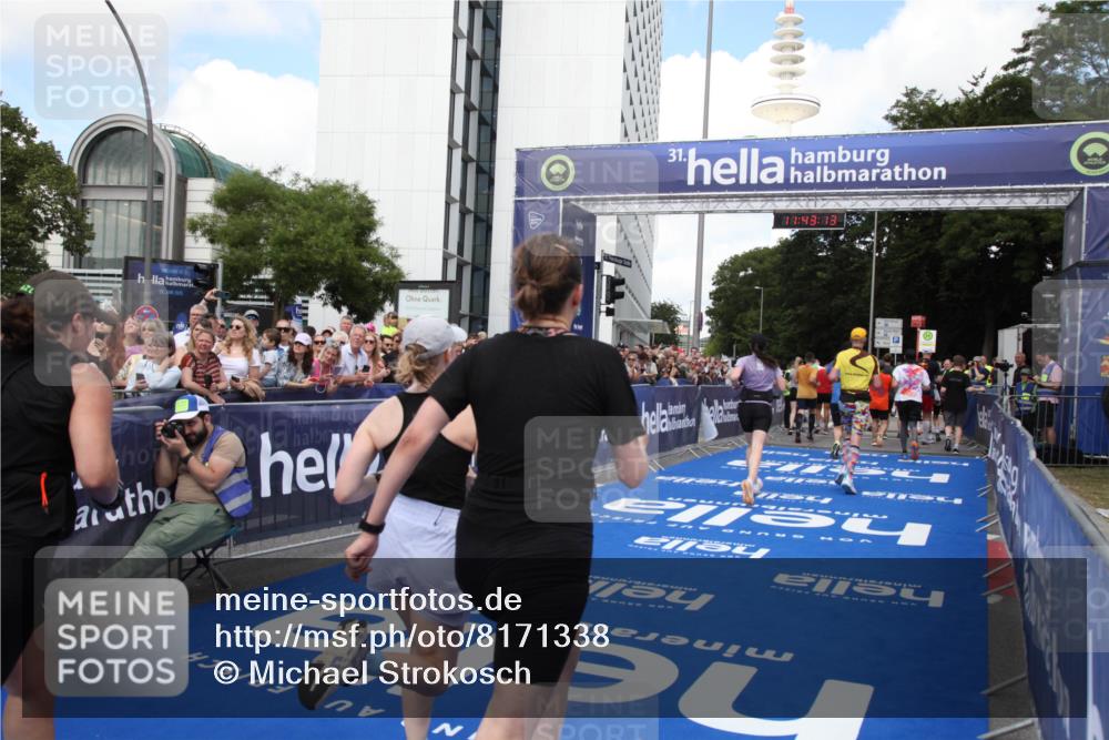 29.06.2025 - hella hamburg halbmarathon Michael Strokosch http://msf.ph/oto/8171338 29.06.2025 11:43:11 Ziel 1196, 3306, 7020, 10696, 11320, 12364, 14058, 14249, 14725, 17155, 17445, 18568 meine-sportfotos.de