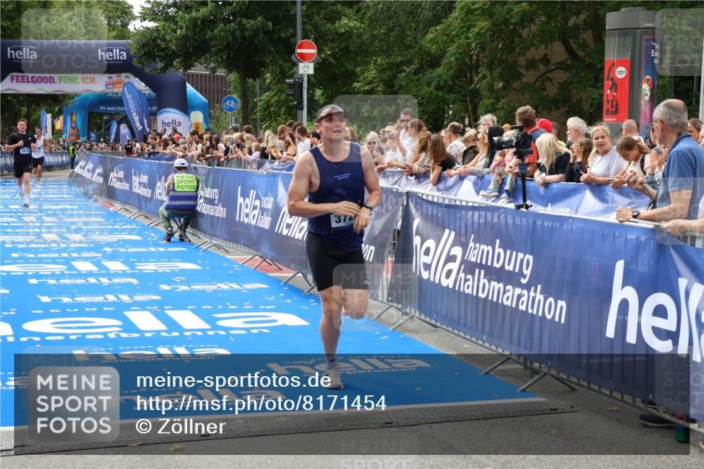 29.06.2025 - hella hamburg halbmarathon Zöllner http://msf.ph/oto/8171454 29.06.2025 10:22:41 Ziel 2618, 3720, 18897 meine-sportfotos.de