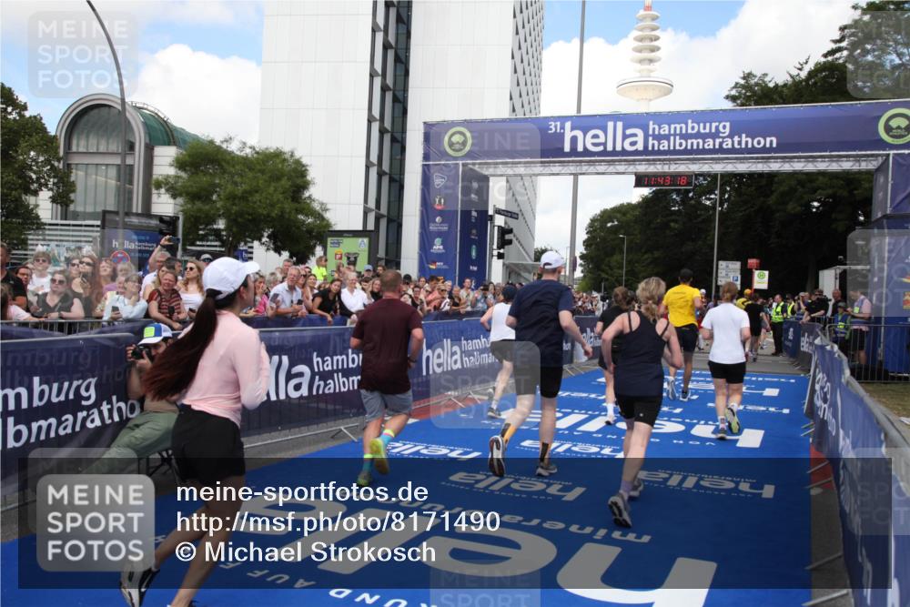 29.06.2025 - hella hamburg halbmarathon Michael Strokosch http://msf.ph/oto/8171490 29.06.2025 11:43:15 Ziel 1196, 3306, 3699, 5913, 7199, 8539, 10696, 11371, 12364, 12935, 14096, 14249, 14516, 14517, 14725, 16860, 17102, 17155, 18568 meine-sportfotos.de