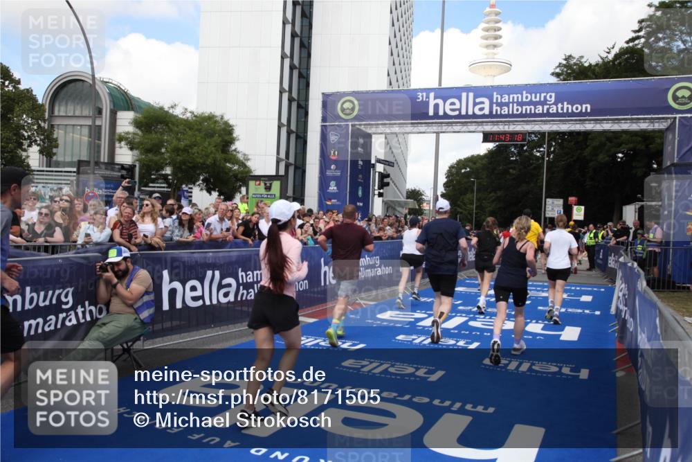 29.06.2025 - hella hamburg halbmarathon Michael Strokosch http://msf.ph/oto/8171505 29.06.2025 11:43:16 Ziel 1394, 3699, 5913, 7199, 8539, 10696, 11371, 12364, 12935, 14096, 14249, 14516, 14517, 14725, 16860, 17102, 17155, 18568 meine-sportfotos.de