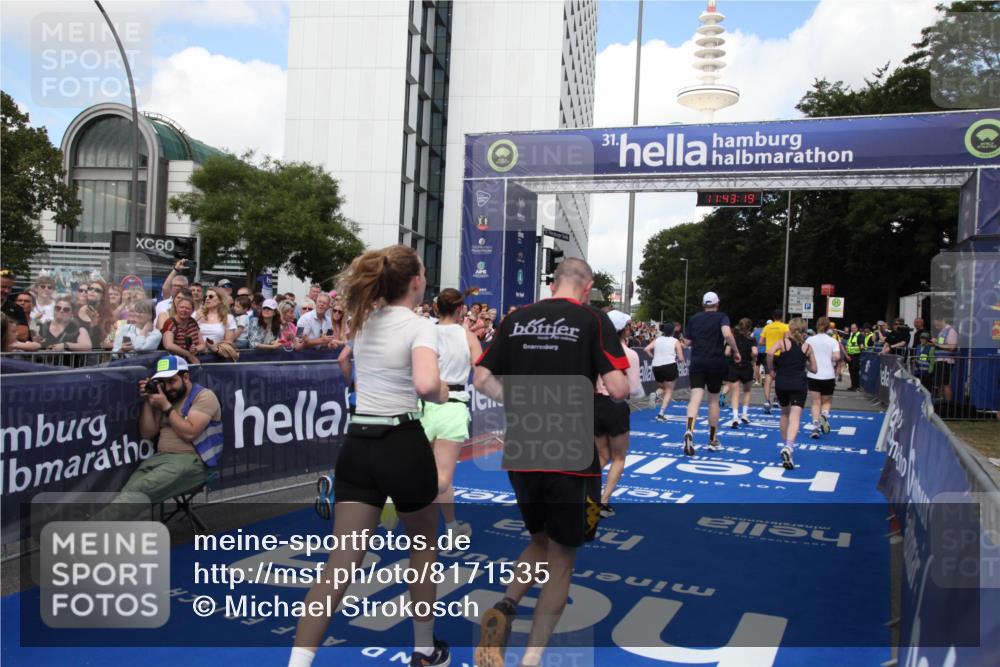 29.06.2025 - hella hamburg halbmarathon Michael Strokosch http://msf.ph/oto/8171535 29.06.2025 11:43:17 Ziel 1394, 3130, 3699, 5913, 6806, 7199, 8539, 10083, 10696, 11371, 12935, 14096, 14249, 14516, 14517, 16860, 17102, 17155, 18568 meine-sportfotos.de