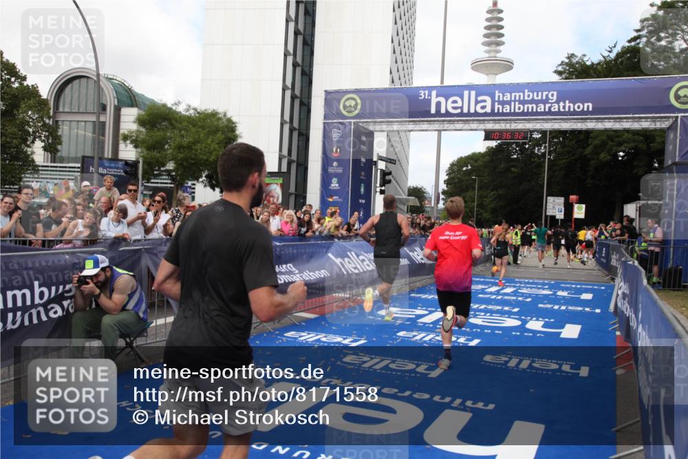 29.06.2025 - hella hamburg halbmarathon Michael Strokosch http://msf.ph/oto/8171558 29.06.2025 10:36:31 Ziel 8084, 9296, 10404, 10680, 10852, 11304, 11833, 12916, 14075, 17723, 18062 meine-sportfotos.de