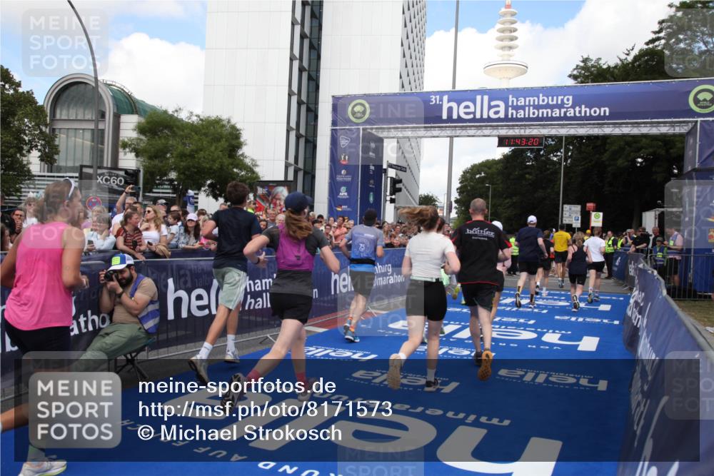 29.06.2025 - hella hamburg halbmarathon Michael Strokosch http://msf.ph/oto/8171573 29.06.2025 11:43:18 Ziel 1394, 3130, 3699, 5913, 6806, 7199, 8539, 9331, 10083, 10696, 11371, 12935, 14096, 14249, 14516, 14517, 16860, 17102, 17155, 18568 meine-sportfotos.de