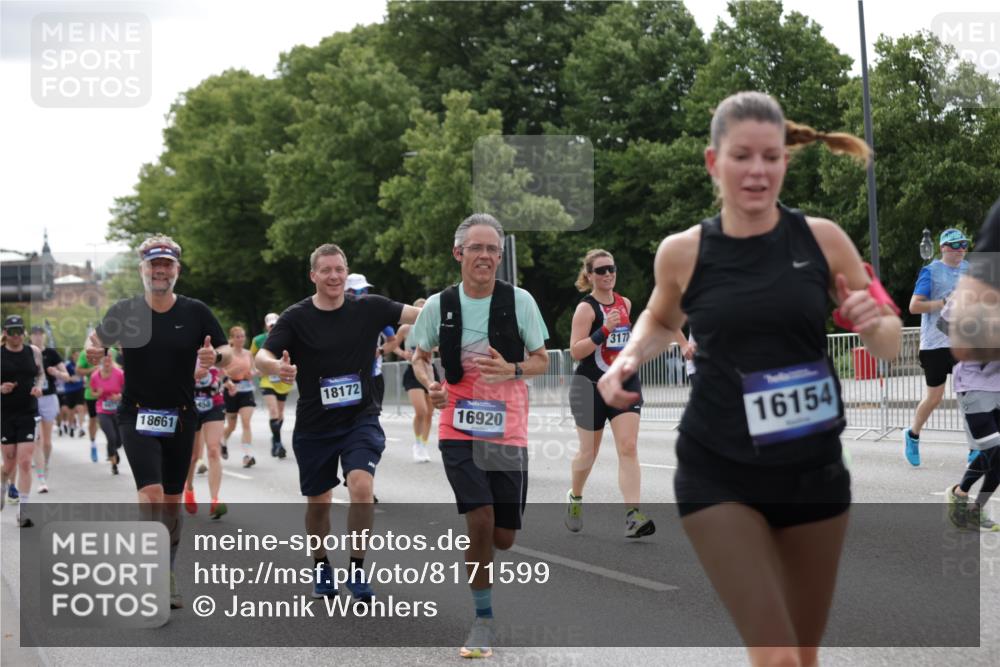29.06.2025 - hella hamburg halbmarathon Jannik Wohlers http://msf.ph/oto/8171599 29.06.2025 10:21:43 Lombardsbrücke 1003, 1294, 1419, 1963, 2009, 2063, 2514, 2744, 3050, 3172, 3458, 3606, 3768, 4046, 4366, 5641, 6676, 6881, 6977, 7162, 8431, 8860, 8884, 8954, 9002, 9327, 9516, 9788, 9807, 10088, 10167, 10710, 11440, 12894, 13255, 14053, 14055, 14059, 14168, 14180, 14442, 15129, 15324, 15635, 15660, 16143, 16154, 16161, 16796, 16920, 17416, 17556, 17696, 17944, 18172, 18661, 19008, 19154 meine-sportfotos.de
