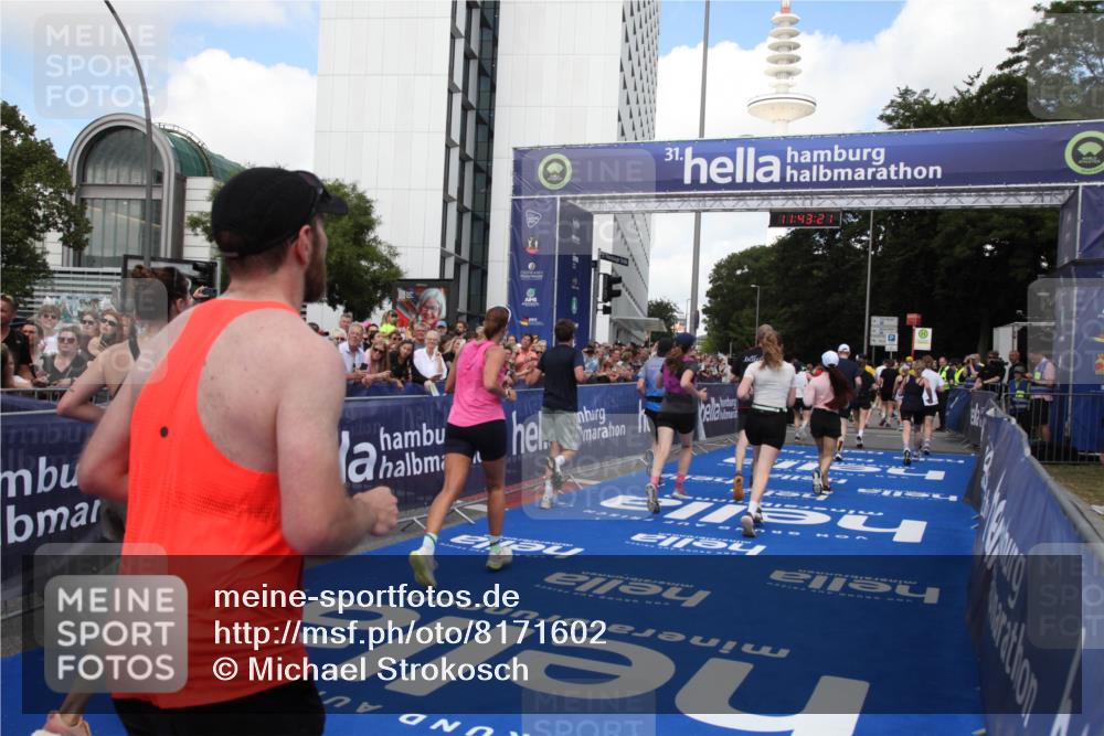 29.06.2025 - hella hamburg halbmarathon Michael Strokosch http://msf.ph/oto/8171602 29.06.2025 11:43:19 Ziel 1394, 3130, 3699, 5913, 6806, 7199, 8539, 9331, 10083, 10696, 11371, 12935, 14096, 14249, 14516, 14517, 16860, 17102, 17155, 18568 meine-sportfotos.de