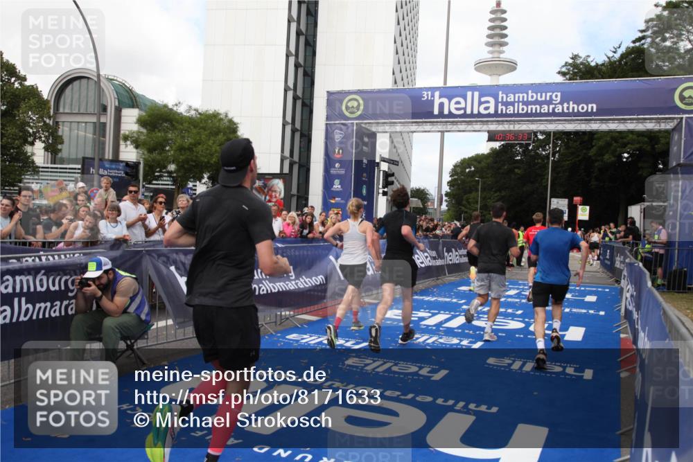 29.06.2025 - hella hamburg halbmarathon Michael Strokosch http://msf.ph/oto/8171633 29.06.2025 10:36:32 Ziel 8084, 9296, 10404, 10680, 10852, 11304, 11833, 12916, 14075, 17723, 18062 meine-sportfotos.de