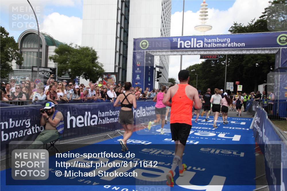 29.06.2025 - hella hamburg halbmarathon Michael Strokosch http://msf.ph/oto/8171642 29.06.2025 11:43:20 Ziel 1394, 3130, 3699, 5913, 6806, 7199, 8539, 9331, 10083, 11371, 12391, 12935, 13601, 14096, 14249, 14516, 14517, 16860, 17102, 18568 meine-sportfotos.de