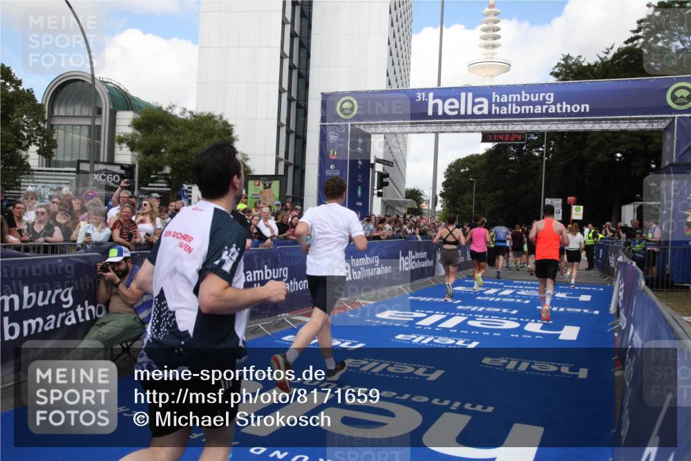 29.06.2025 - hella hamburg halbmarathon Michael Strokosch http://msf.ph/oto/8171659 29.06.2025 11:43:22 Ziel 1394, 3130, 4855, 5913, 6806, 8539, 8758, 9331, 9333, 10083, 12391, 12935, 13601, 14096, 14516, 14517, 14851, 16860, 17102, 17684 meine-sportfotos.de