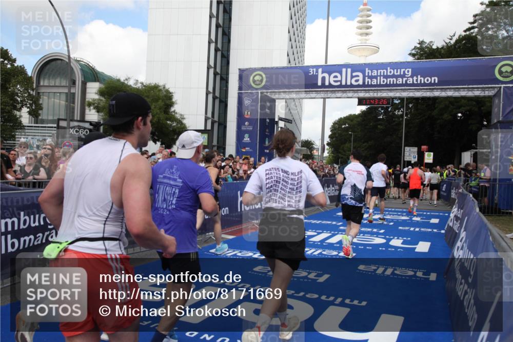 29.06.2025 - hella hamburg halbmarathon Michael Strokosch http://msf.ph/oto/8171669 29.06.2025 11:43:24 Ziel 1394, 2031, 3130, 4855, 6571, 6806, 8758, 9331, 9333, 10083, 12391, 12935, 13195, 13601, 14608, 14851, 16860, 17684 meine-sportfotos.de