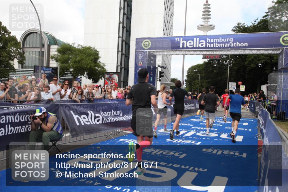29.06.2025 - hella hamburg halbmarathon Michael Strokosch http://msf.ph/oto/8171671 29.06.2025 10:36:32 Ziel 8084, 9296, 10404, 10680, 10852, 11304, 11833, 12916, 14075, 17723, 18062 meine-sportfotos.de