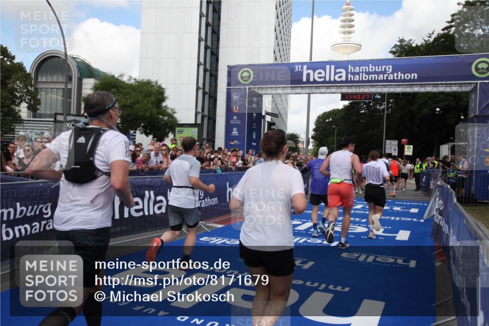 29.06.2025 - hella hamburg halbmarathon Michael Strokosch http://msf.ph/oto/8171679 29.06.2025 11:43:25 Ziel 1394, 2031, 3130, 4855, 6571, 6806, 7589, 8758, 9331, 9333, 10083, 12391, 13195, 13601, 14608, 14851, 15562, 17684, 18258 meine-sportfotos.de