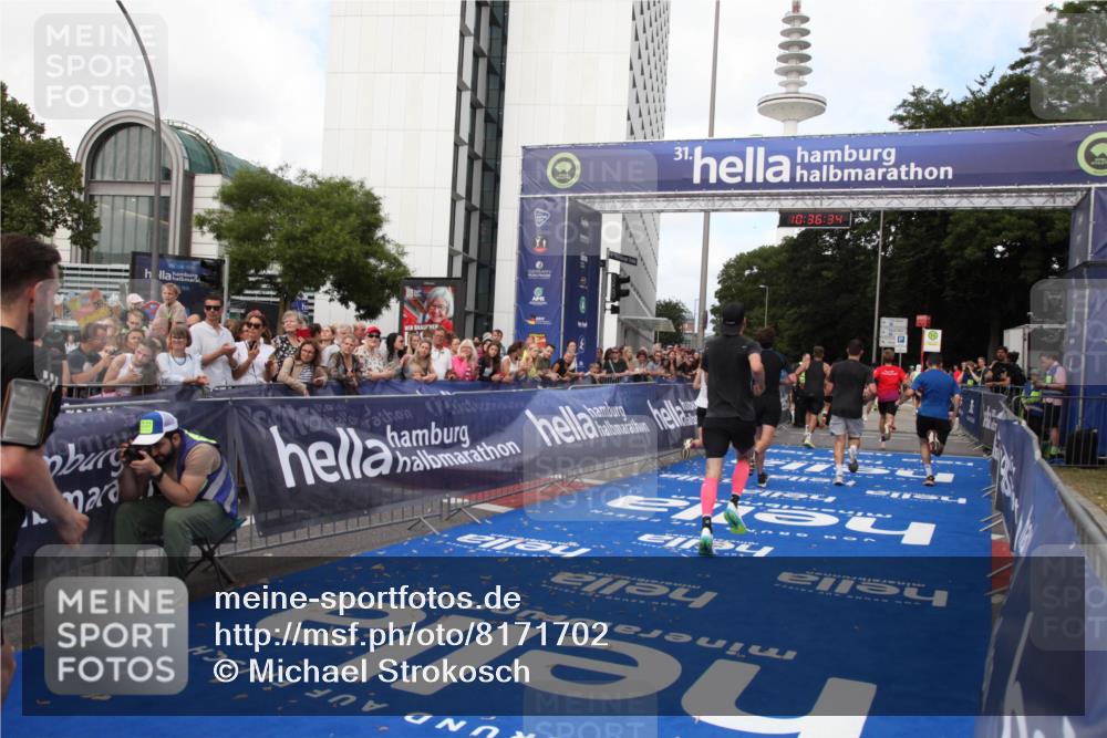 29.06.2025 - hella hamburg halbmarathon Michael Strokosch http://msf.ph/oto/8171702 29.06.2025 10:36:33 Ziel 2121, 8084, 8121, 9296, 10404, 10680, 10852, 11304, 11833, 12916, 17723, 18062 meine-sportfotos.de