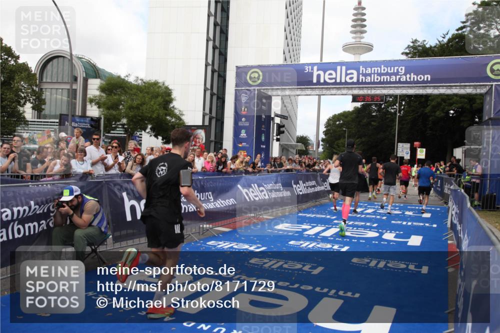 29.06.2025 - hella hamburg halbmarathon Michael Strokosch http://msf.ph/oto/8171729 29.06.2025 10:36:33 Ziel 2121, 8084, 8121, 9296, 10404, 10680, 10852, 11304, 11833, 12916, 17723, 18062 meine-sportfotos.de