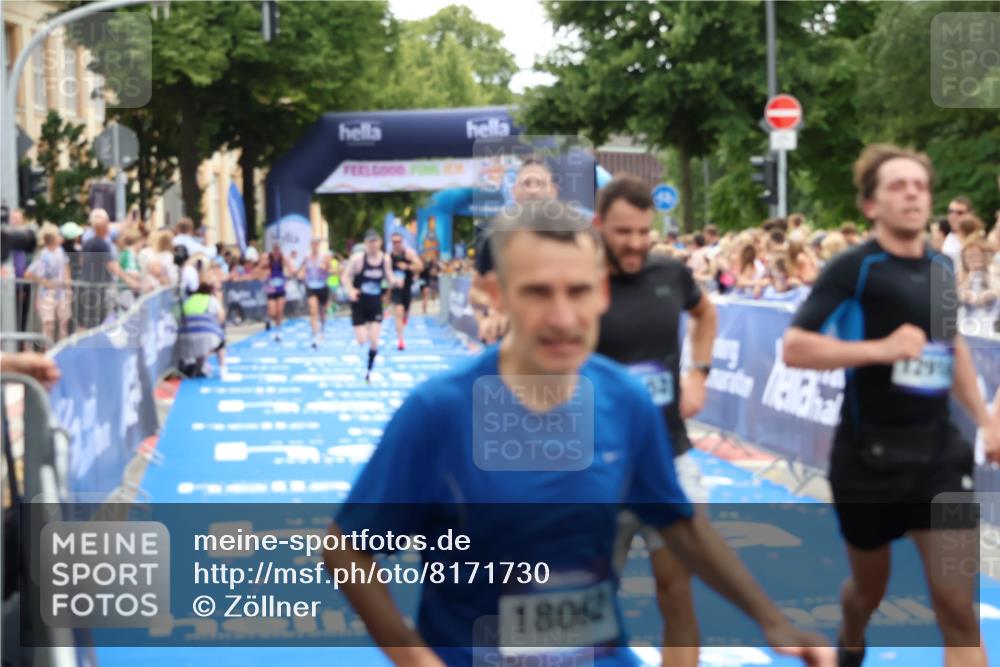 29.06.2025 - hella hamburg halbmarathon Zöllner http://msf.ph/oto/8171730 29.06.2025 10:36:35 Ziel 2121, 6915, 8121, 9296, 10404, 10680, 10852, 11833, 12916, 16523, 17723 meine-sportfotos.de