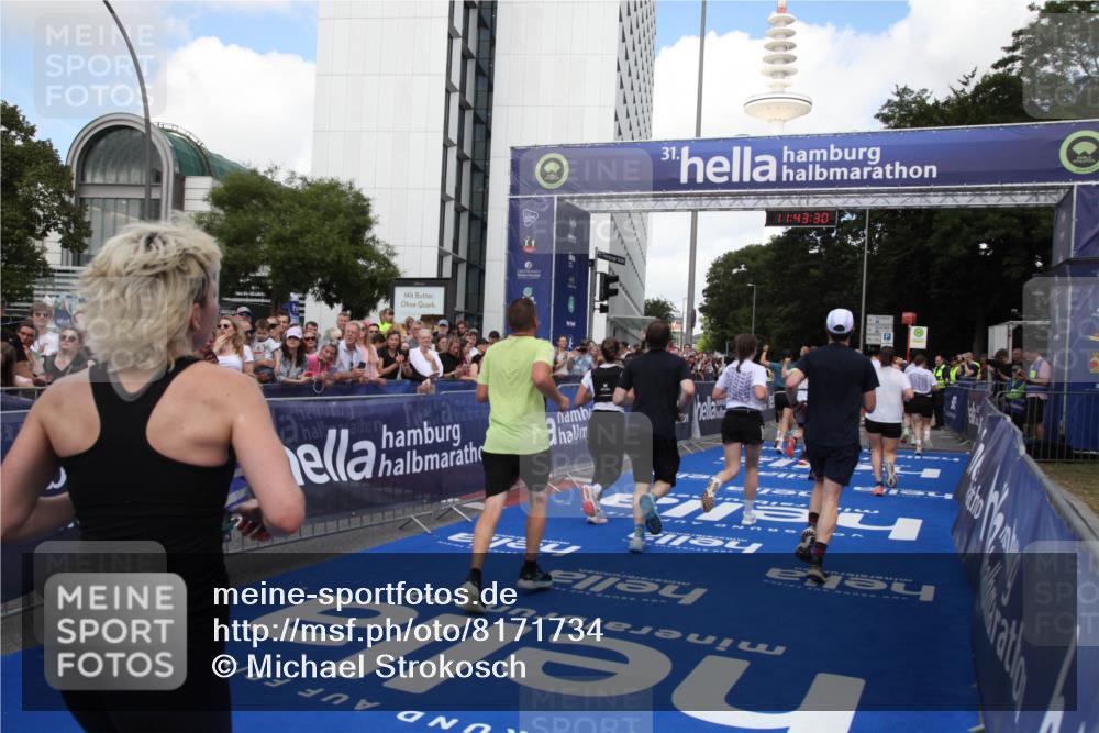 29.06.2025 - hella hamburg halbmarathon Michael Strokosch http://msf.ph/oto/8171734 29.06.2025 11:43:28 Ziel 2031, 3307, 3428, 4855, 6571, 7589, 8021, 8758, 9333, 10145, 12227, 12391, 13195, 13601, 14608, 14851, 15562, 17684, 18258 meine-sportfotos.de