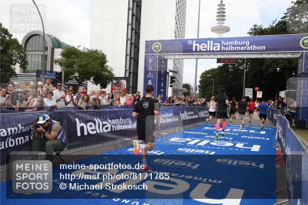 29.06.2025 - hella hamburg halbmarathon Michael Strokosch http://msf.ph/oto/8171765 29.06.2025 10:36:34 Ziel 2121, 8084, 8121, 9296, 10404, 10680, 10852, 11304, 11833, 12916, 17723, 18062 meine-sportfotos.de