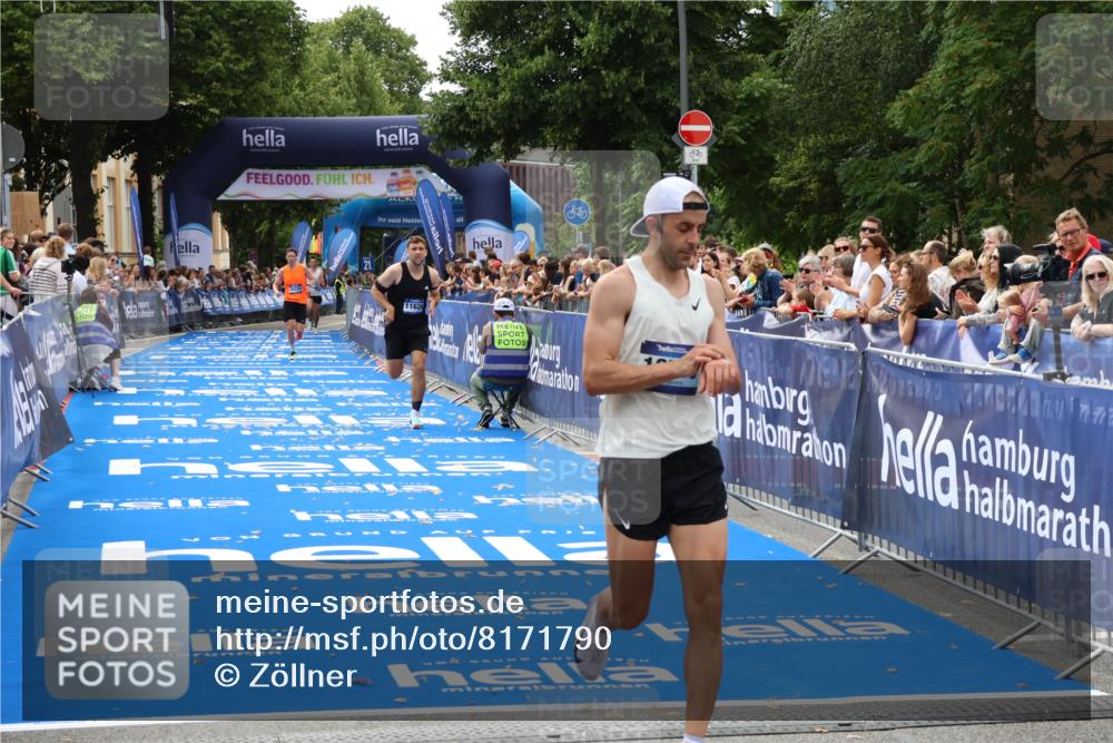29.06.2025 - hella hamburg halbmarathon Zöllner http://msf.ph/oto/8171790 29.06.2025 10:22:59 Ziel 11624, 16548, 18328 meine-sportfotos.de