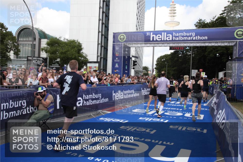 29.06.2025 - hella hamburg halbmarathon Michael Strokosch http://msf.ph/oto/8171793 29.06.2025 11:43:31 Ziel 2031, 3307, 3428, 6571, 7118, 7119, 7552, 7589, 8021, 8300, 8301, 8865, 8866, 10145, 12227, 13195, 14608, 14851, 15562, 15815, 18258 meine-sportfotos.de