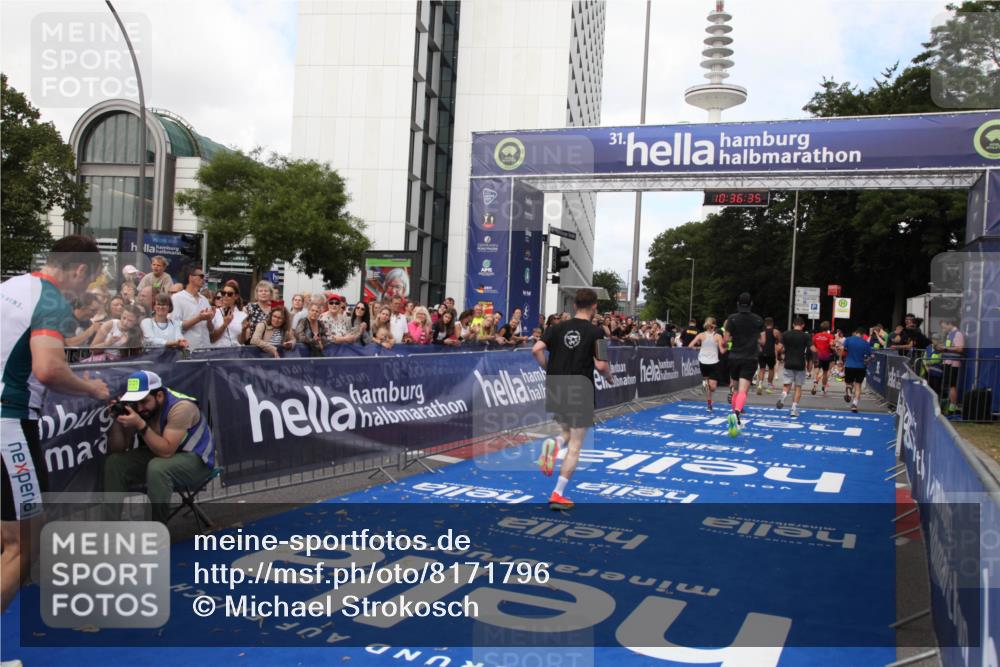 29.06.2025 - hella hamburg halbmarathon Michael Strokosch http://msf.ph/oto/8171796 29.06.2025 10:36:34 Ziel 2121, 8084, 8121, 9296, 10404, 10680, 10852, 11304, 11833, 12916, 17723, 18062 meine-sportfotos.de