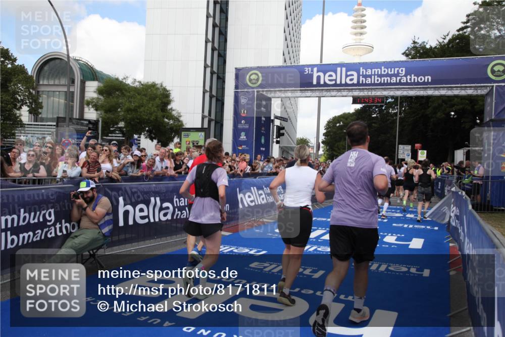 29.06.2025 - hella hamburg halbmarathon Michael Strokosch http://msf.ph/oto/8171811 29.06.2025 11:43:32 Ziel 2031, 3307, 3428, 6571, 7118, 7119, 7552, 7589, 7984, 8021, 8300, 8301, 8865, 8866, 10145, 11207, 12227, 12298, 13195, 13330, 14608, 15562, 15815, 18258 meine-sportfotos.de