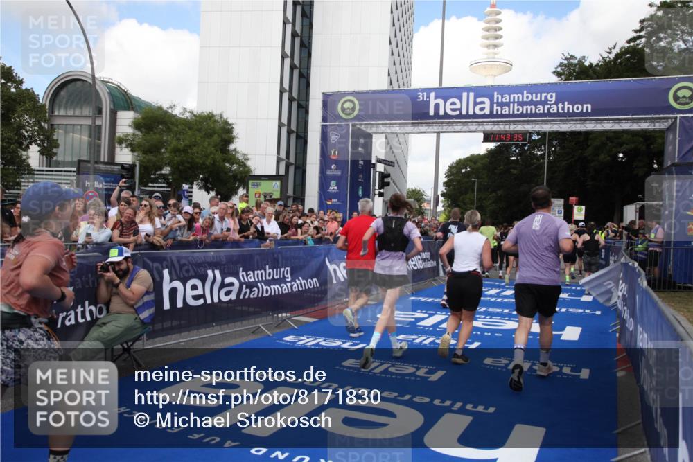 29.06.2025 - hella hamburg halbmarathon Michael Strokosch http://msf.ph/oto/8171830 29.06.2025 11:43:33 Ziel 3307, 3428, 6616, 7118, 7119, 7552, 7589, 7984, 8021, 8300, 8301, 8865, 8866, 10145, 11207, 12227, 12298, 13195, 13330, 14608, 15562, 15815, 18258 meine-sportfotos.de